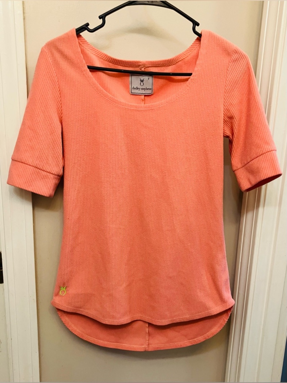 Woman’s Dudley Stephen's Light Coral Ribbed-High-Low Short Sleeve Top Size XSM